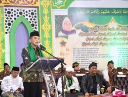 Pj Gubernur Agus Fatoni Salurkan Sembako untuk Santri Serta Bantuan Dana Ponpes Darussalam Tegal Rejo OKU Timur