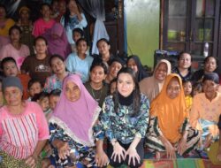 Siti Nurizka Legislator Gerindra Berikan Bantuan Banjir di Desa Rantau Bayur Kecamatan Banyuasin III