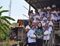 Siti Nurizka Srikandi Gerindra Berikan Bantuan Sembako kepada Warga yang Terdampak Banjir