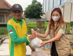 Siti Nurizka, Legislator Gerindra asal Muratara Bagikan Sembako di Moment Puasa kepada Warga