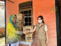 Siti Nurizka, Srikandi Gerindra Bersama Team Bagikan Bantuan Biskuit Balita kepada Ketua Posyandu KM 7 Kota Palembang
