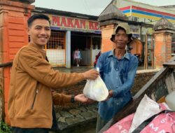 Siti Nurizka, Srikandi Gerindra Bagikan Sembako di Kelurahan Jakabaring