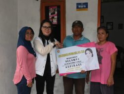 Siti Nurizka Anggota DPR RI Fraksi Gerindra Meninjau Bantuan dan Meresmikan Bantuan Bedah Rumah kepada warga di Kemas Rindo