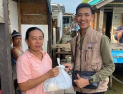 Siti Nurizka Didampingi Team Berikan Bantuan Sembako Door to Door kepada Warga di Desa Pangkalan Benteng