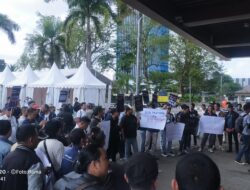 Aksi Koalisi Pers Sumsel Tolak Revisi RUU Penyiaran di Halaman DPRD Sumsel