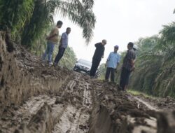 Calon Bupati Banyuasin Pakde Slamet Tinjau Jalan Rusak Air Salek