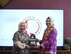 Pj Ketua Dekranasda Sumsel Melza Elen Setiadi Pamerkan Koleksi Kriya Sriwijaya Kepada Pj Ketua Dekranasda NTB
