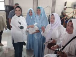 Anita Noeringhati Bagikan 300 Paket Sembako Tebus Murah Untuk Masyarakat