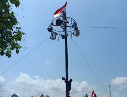 Panjat Pinang: Gotong Royong dibalut Tawa di Atas Luka