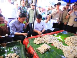 Didampingi Herman Deru, Wapres Gibran Makan Pempek Tumpah Sambil “Ngirup Cuko” di Pasar 16 Ilir Palembang