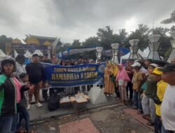 Meski Diguyur Hujan, Forum Jurnalis Berbagi Tetap Bagikan Takjil