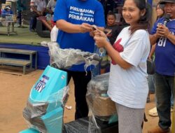 Cik Ujang Turun Langsung di Tiga Lokasi, Warga Palembang Antusias Ikuti Lomba Rakyat, Motor Listrik Jadi Doorprize Utama